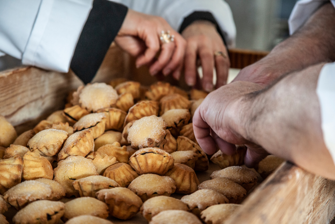 pasticceri che lavorano i bocconotti tipici teramani del forno il Granaio Antico di Teramo